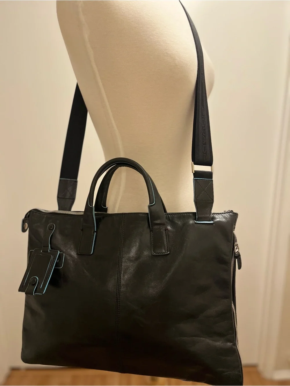 Piquadro Black Leather Expandable Briefcase/Laptop Bag with Crossbody Strap